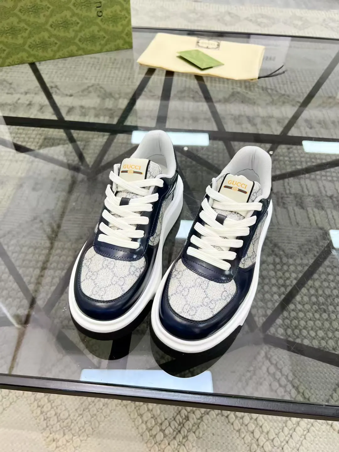 P440 new men's shoes GUCCI [Lightning] latest shoes are shipped. Original quality, fashionable, special materials, sheepskin lining, new packaging. The foot feels super comfortable and the workmanship is impeccable. Size: 38-45